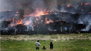 Los bomberos dan por extinguido el incendio de Seseña 20 días después