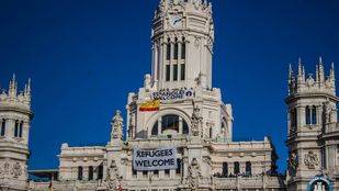 'Españoles Welcome': una pancarta xenófoba ondea dos minutos en Cibeles