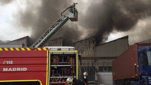 Un fuego devora media docena de naves industriales de Alcalá