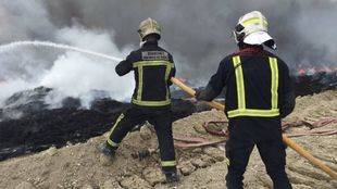 La Comunidad da por extinguido el incendio del cementerio de neumáticos