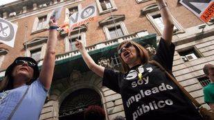 Los funcionarios se concentran este jueves delante de 29 Ayuntamientos para la devolución de la paga extra