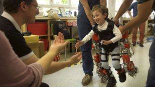 Crean el primer exoesqueleto del mundo para niños con atrofia muscular espinal