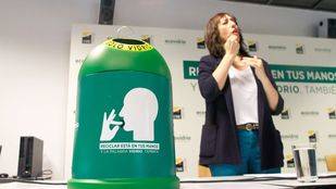 'Reciclar vidrio' ya tiene su gesto en la lengua de signos
