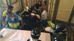 Rescatan a un trabajador que cayó por el hueco de un ascensor