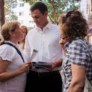 Pedro Sánchez reparte propaganda en el centro de Madrid