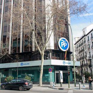 El PP denuncia a Unidos Podemos por pegar carteles en lugares no autorizados en Alcorcón