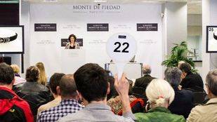 Unos pendientes de oro con dos brillantes, una de las joyas más codiciadas de la subasta especial del Monte de Piedad