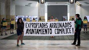 La PAH realiza una performance para que el Ayuntamiento revise la política de expropiaciones