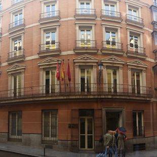 El PP retira dos carteles electorales instalados en el Edificio de Grupos Municipales