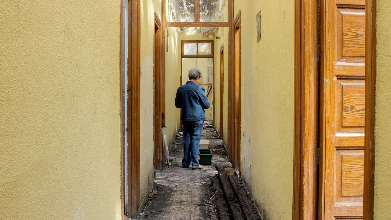 Un año con la casa quemada