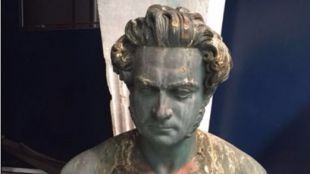 Hallan caído el busto del Marqués Viudo de Pontejos debido a un acto vandálico