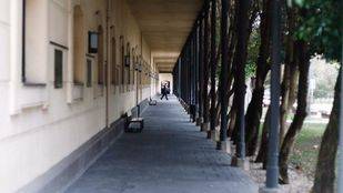 Desalojados durante horas varios edificios de la Carlos III por la aparición de un sobre con polvo blanco