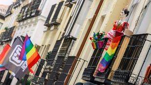 Lanzan piedras y manzanas a tres jóvenes al grito de 'maricones de mierda'