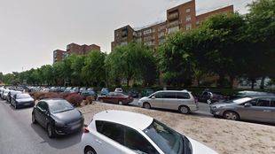 Grave al quedarse atrapado bajo su propio camión