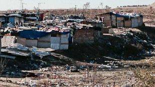 Derriban 9 chabolas del 'Gallinero'