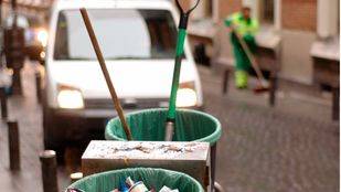 De infractor a barrendero: la capital 'conmuta' las 50 primeras multas por ensuciar