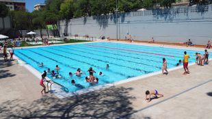 El 'Día del bañador opcional' llegará el 24 de julio a una piscina municipal de Arganzuela