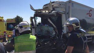 Fallece el copiloto de un camión y el conductor se encuentra muy grave