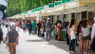 Bankia premia con 600 euros a cuatro libreros de la Feria del Libro de Madrid