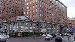 Los bomberos sofocan un incendio en un cuadro del sistema eléctrico del Hospital de la Princesa