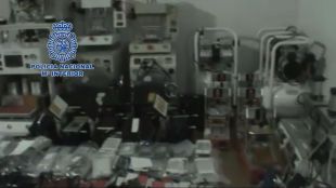 Desarticulan un taller clandestino de smartphones en Usera