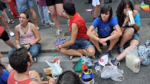 El Ayuntamiento estudia la contraprestación del reciclado experimental en botellones