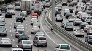 Muere un hombre tras ser arrollado por un coche en la A-2