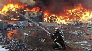 Arde el exterior de una nave de reciclaje de papel en Arganda del Rey
