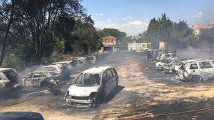 Arden 32 vehículos en un incendio en un aparcamiento de larga estancia en Paracuellos