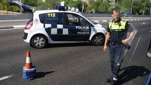 Detenido en Ciudad Lineal por llevar drogas y un arma prohibida en su vehículo