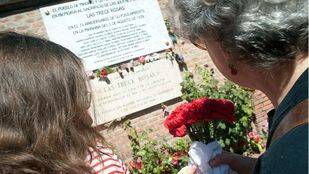 El PCM homenajea a las '13 rosas' y los '43 claveles'