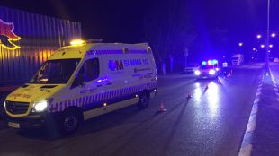 Un motorista fallece en Coslada tras impactar con una señal de tráfico y un camión