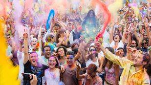 Lavapiés se tiñe de colores en la 'Monsoon Holi Madrid'