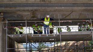 Se refuerza el puente de la M-634 sobre la antigua vía ferroviaria Madrid-Burgos para mejorar el estado de la carretera
