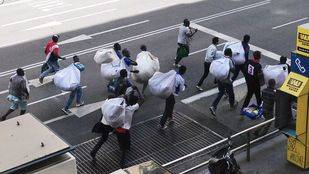 Las actuaciones policiales contra manteros y lateros caen un 30%