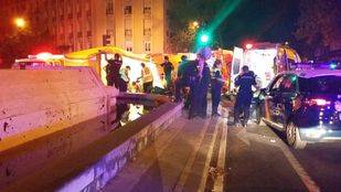 Dos heridos graves tras chocar contra la fuente de la Glorieta de Bilbao y caer al agua