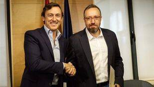 Los portavoces de PP y Ciudadanos firman en el Congreso el pacto anticorrupción