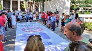 La 'marea blanca' saca su "cabreo" a la calle para denunciar que "todo va a peor"