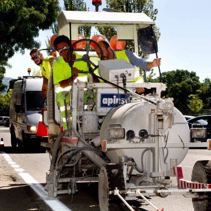 La Comunidad de Madrid está renovando la señalización horizontal y marcas viales de 30 carreteras de la región