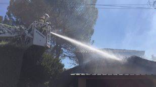 Un incendio originado en el brezo de una vivienda se extiende a dos chalets en Villanueva de la Cañada