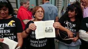 Víctimas de bebés robados piden "justicia" ante el Congreso