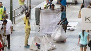 La oposición critica en bloque la 'marcha atrás' del plan contra los manteros