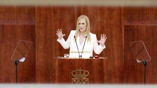 Cifuentes 'se vende' como el centro político con promesas sociales y económicas