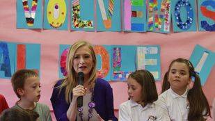 Cifuentes ofrece más participación a familias y centros y plantea evaluar a los profesores