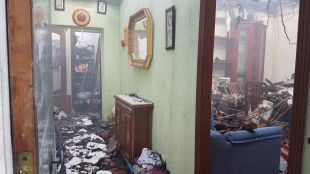 Un fuego de pastos quema una casa y casi alcanza una gasolinera en Fuencarral