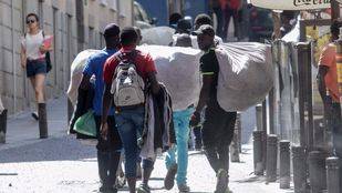 Un grupo de manteros agreden a dos agentes municipales en la Gran Vía