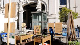Huertos urbanos en plazas de aparcamiento, exposiciones o jardines en el 'Parking Day'