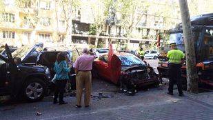 Un camión sin conductor hiere a una mujer y arrolla seis vehículos en Chamberí