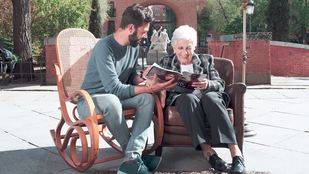 Una red de amistades vecinales para paliar la soledad de los mayores