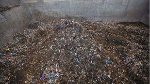 Los trabajadores de Valdemingómez barajan una huelga indefinida en octubre